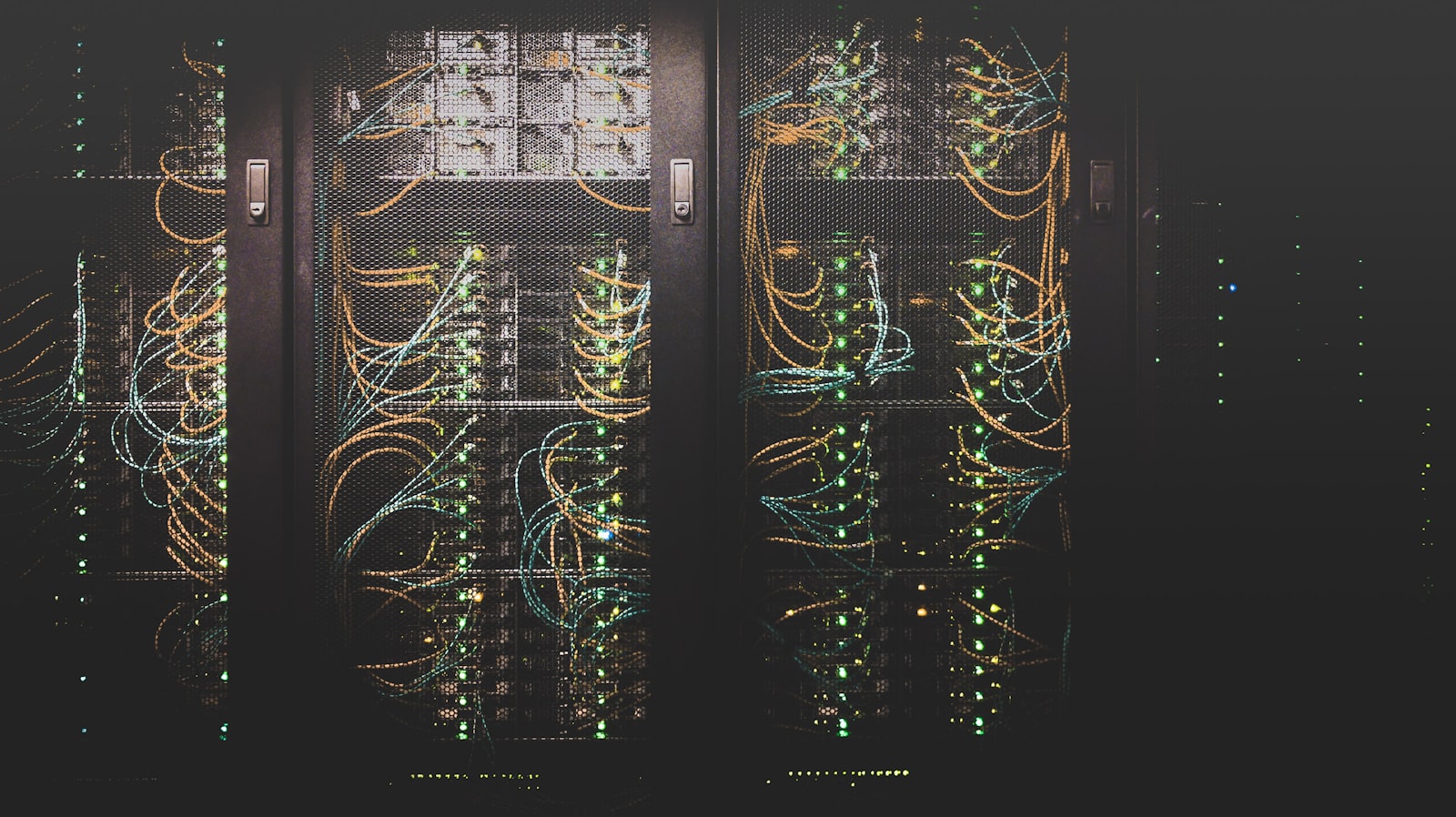 Serverruimte met netwerkkabels die systemen verbinden