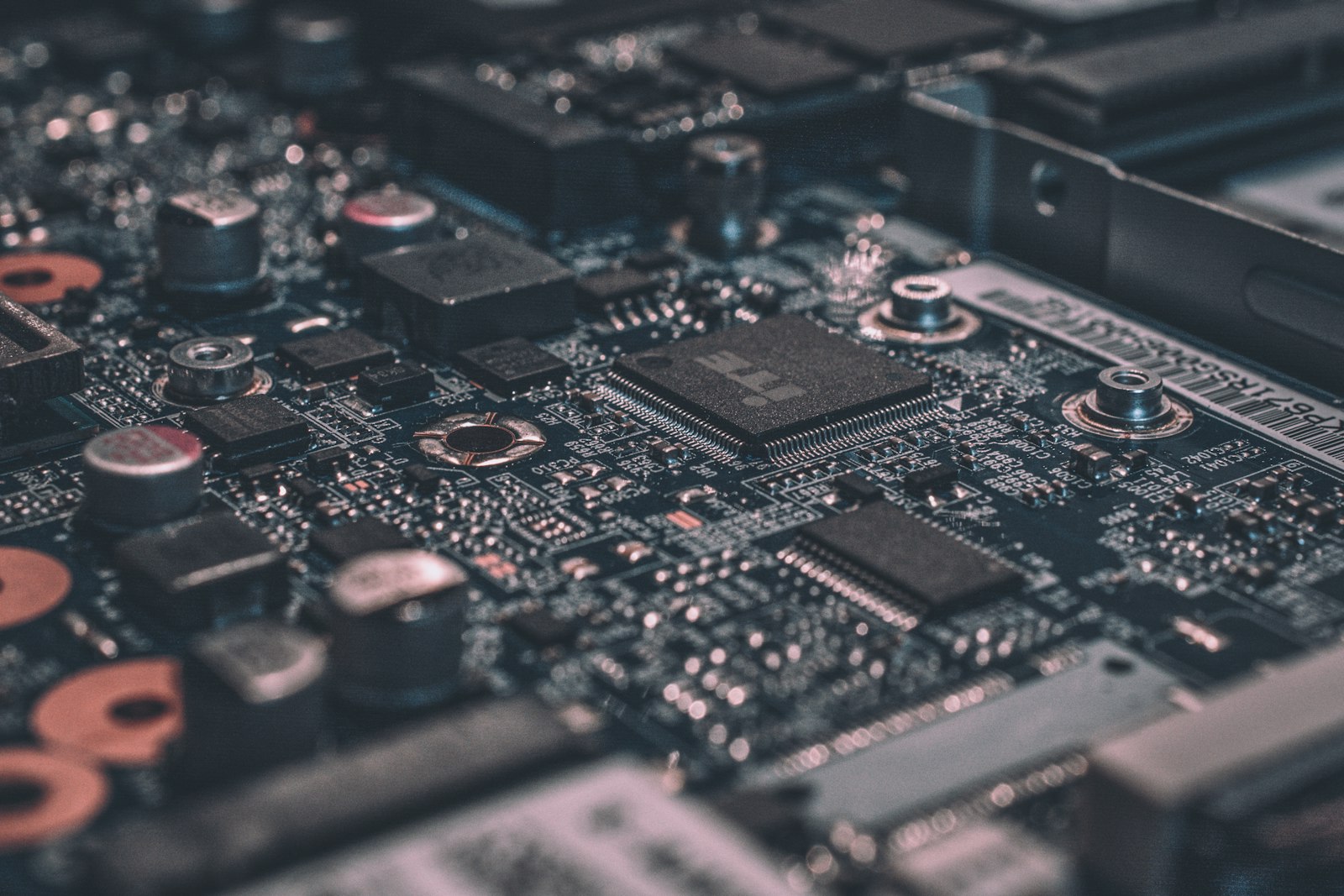 Close-up van een printplaat met elektronische componenten